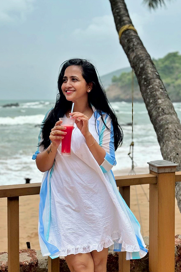 Anchor_20Lasya_20Enjoys_20At_20Goa_20With_20Family_20Photos_20_284_29.jpg 5