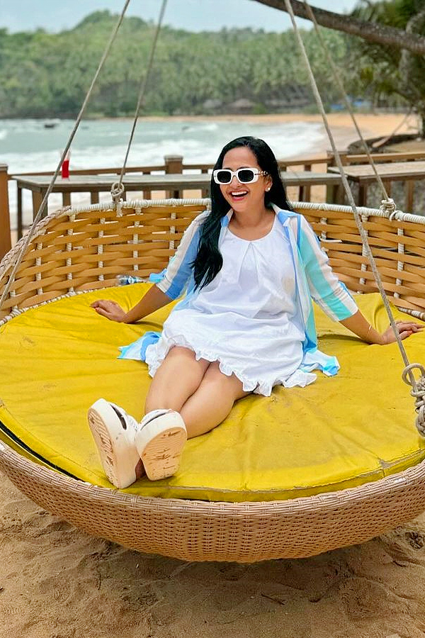 Anchor_20Lasya_20Enjoys_20At_20Goa_20With_20Family_20Photos_20_286_29.jpg 7