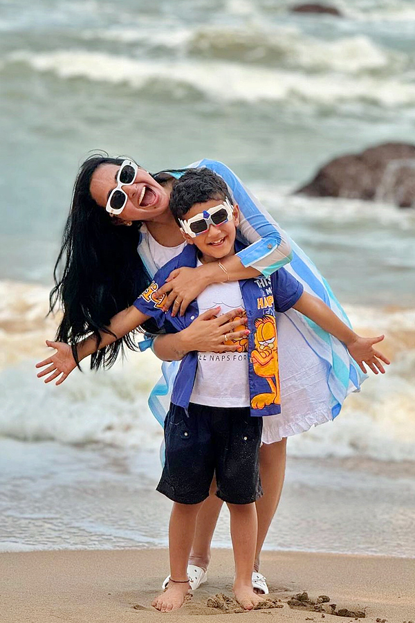 Anchor_20Lasya_20Enjoys_20At_20Goa_20With_20Family_20Photos_20_287_29.jpg 8