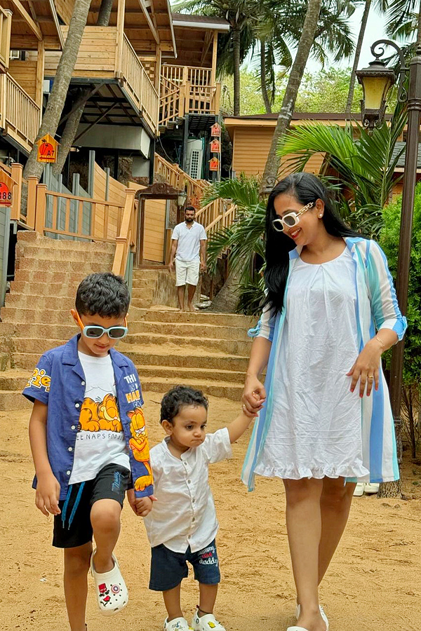 Anchor_20Lasya_20Enjoys_20At_20Goa_20With_20Family_20Photos_20_288_29.jpg 9