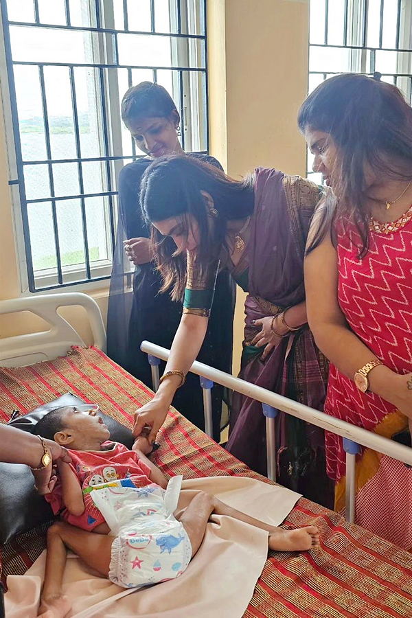 Heroine_20Dharsha_20Gupta_20Birthday_20Celebrations_20Photos_20_2810_29.jpg 5