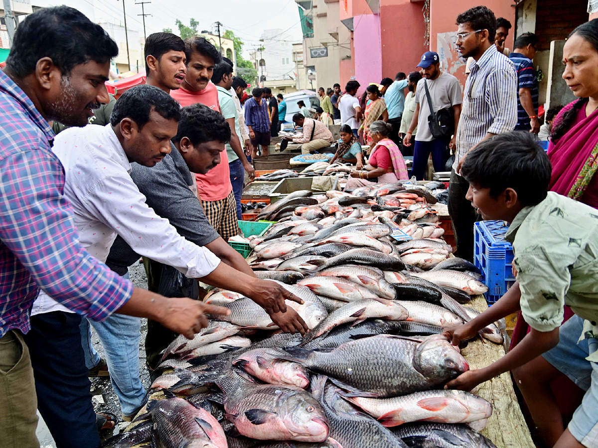 Thoushands_20Of_20Peopel_20At_20Ramnagar_20Fish_20Markets_20On_20Eve_20Of_20Mrigasira_20Karthi_20Photos_20_2810_29.jpg 10