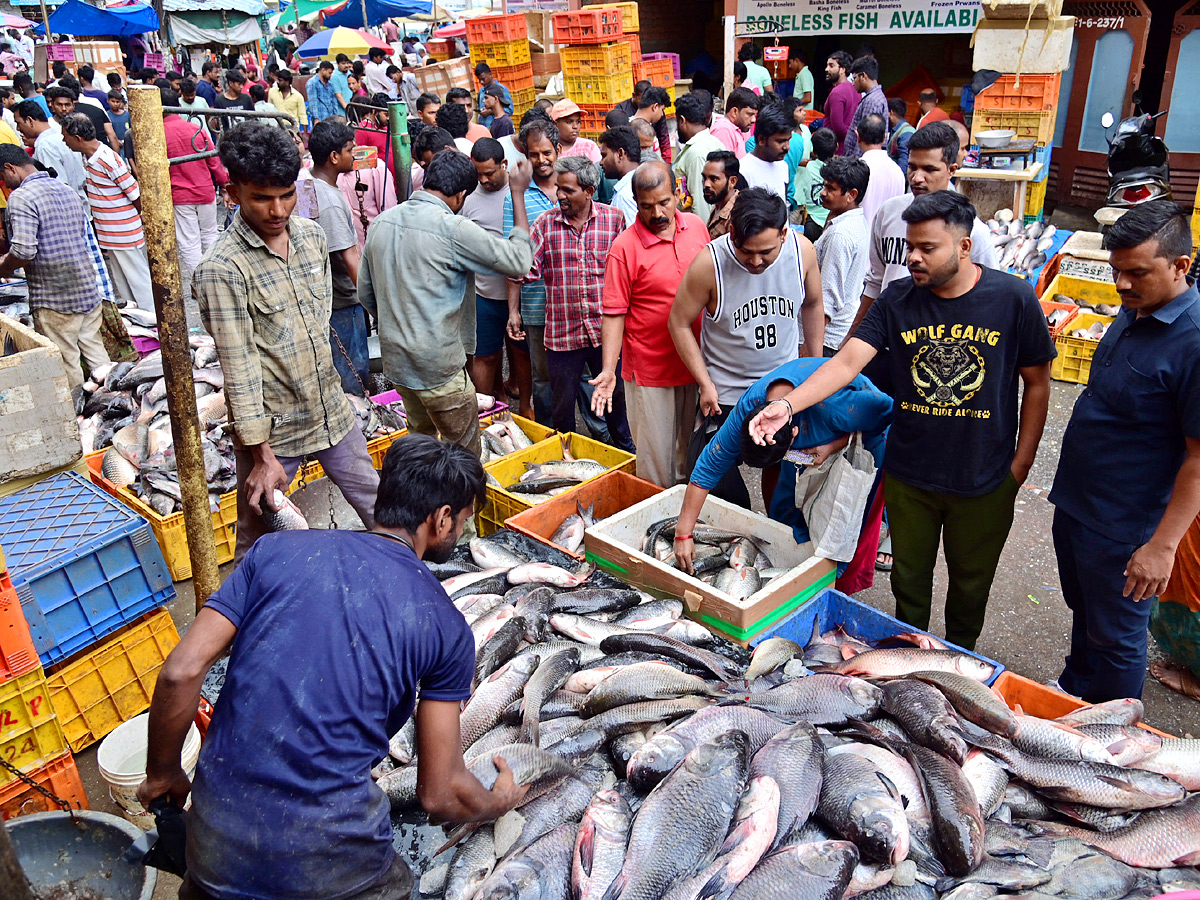 Thoushands_20Of_20Peopel_20At_20Ramnagar_20Fish_20Markets_20On_20Eve_20Of_20Mrigasira_20Karthi_20Photos_20_285_29.jpg 6