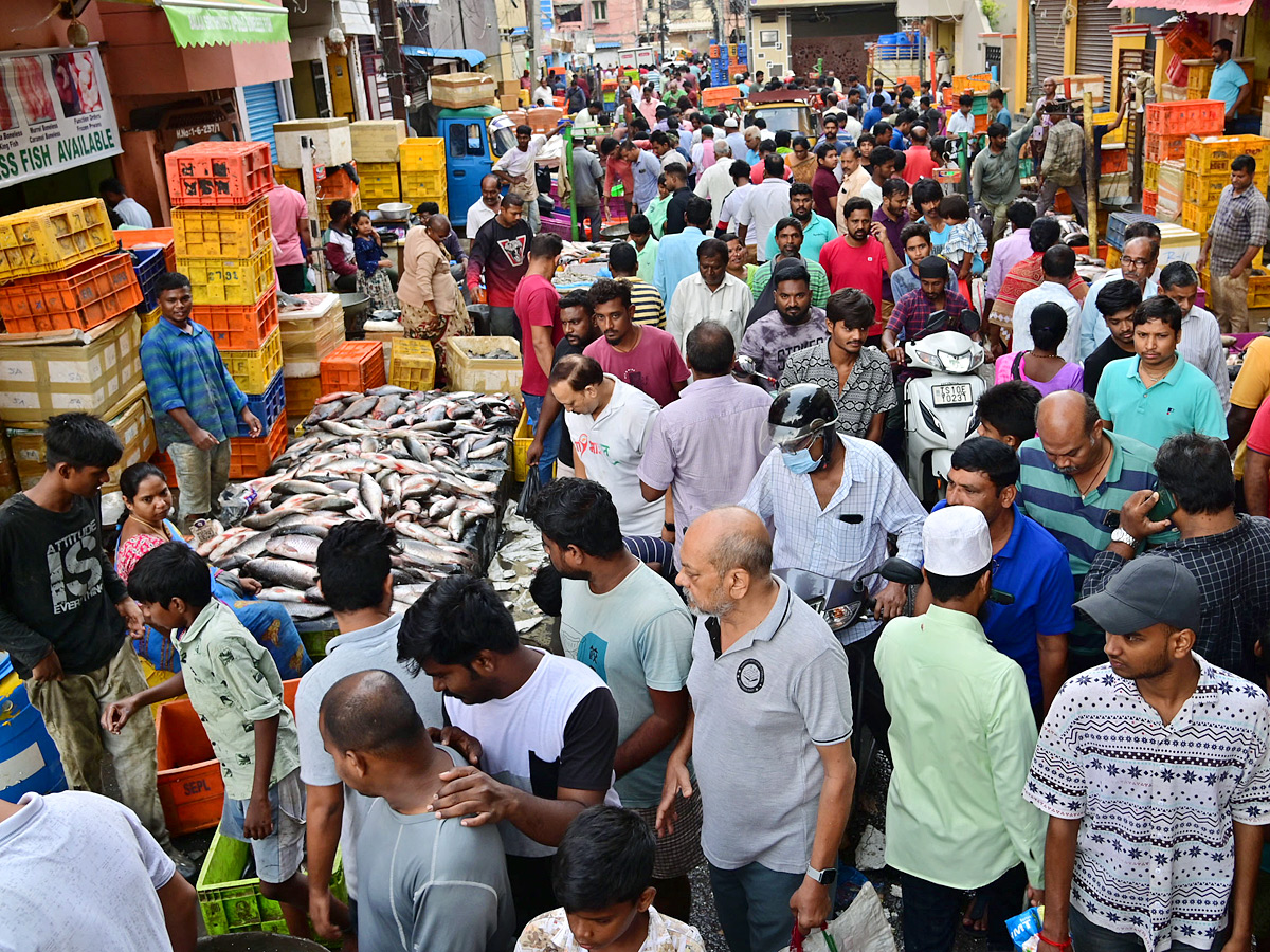 Thoushands_20Of_20Peopel_20At_20Ramnagar_20Fish_20Markets_20On_20Eve_20Of_20Mrigasira_20Karthi_20Photos_20_288_29.jpg 9