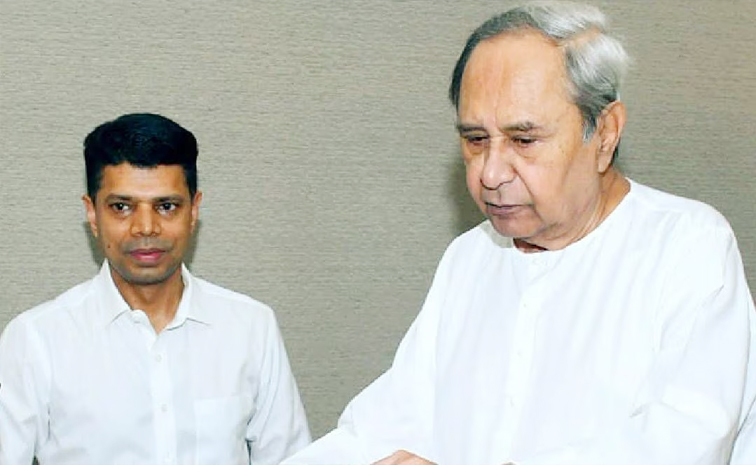 naveen_20patnaik_20and_20vk_20pandian.jpg