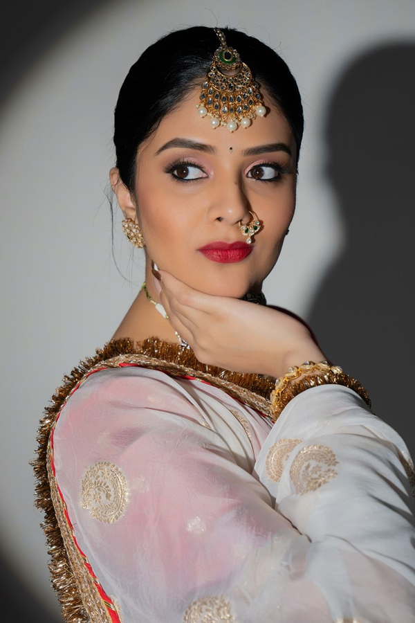 Sreemukhi-15.jpg 16