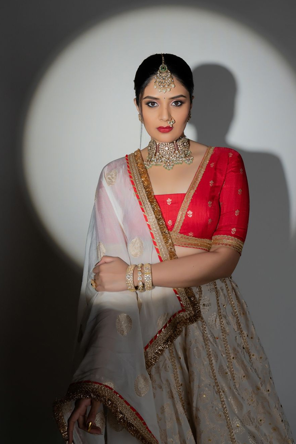 Sreemukhi-18.jpg 19