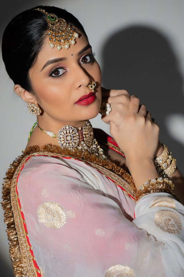 Sreemukhi-19.jpg 20
