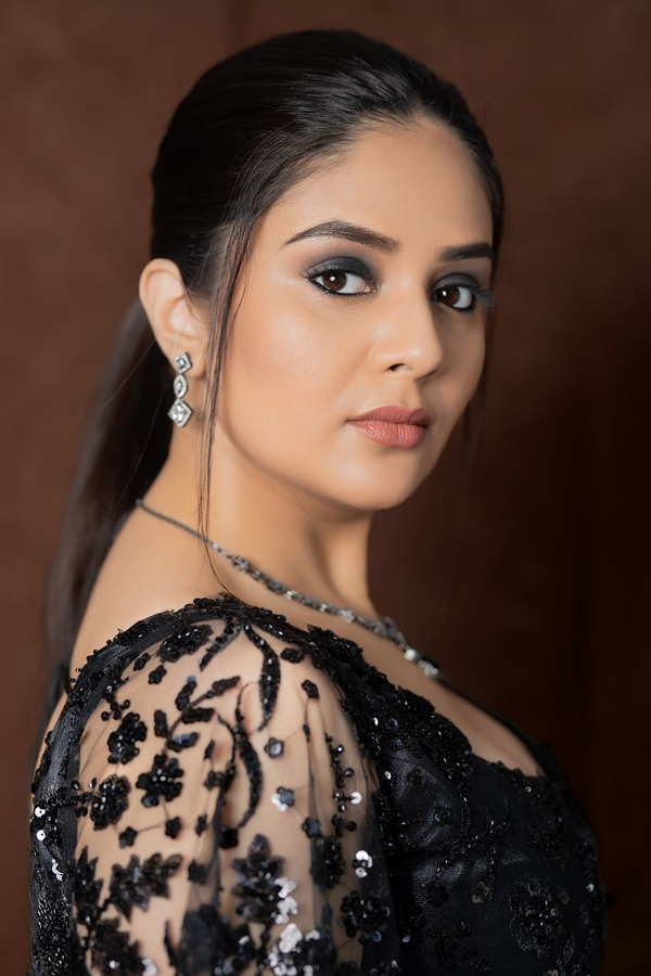 Sreemukhi-8.jpg 9