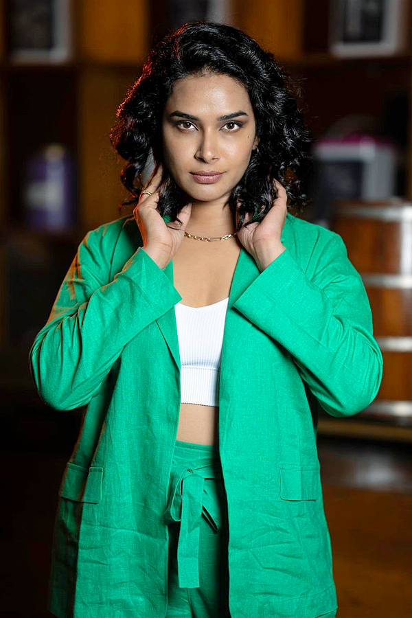 Actress_20Hariteja_20latest_20modern_20look_20photos_20_2812_29.jpg 18