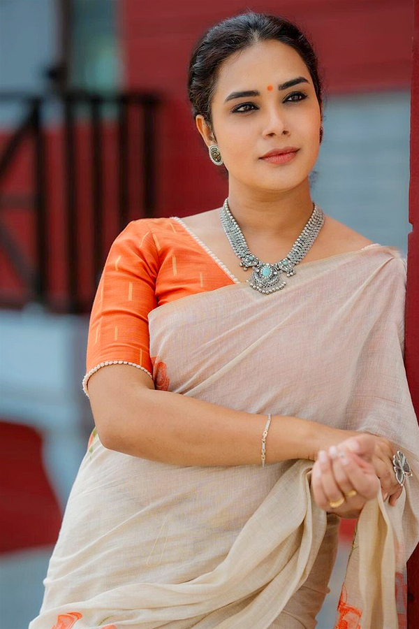 Actress_20Hariteja_20latest_20modern_20look_20photos_20_2813_29.jpg 19