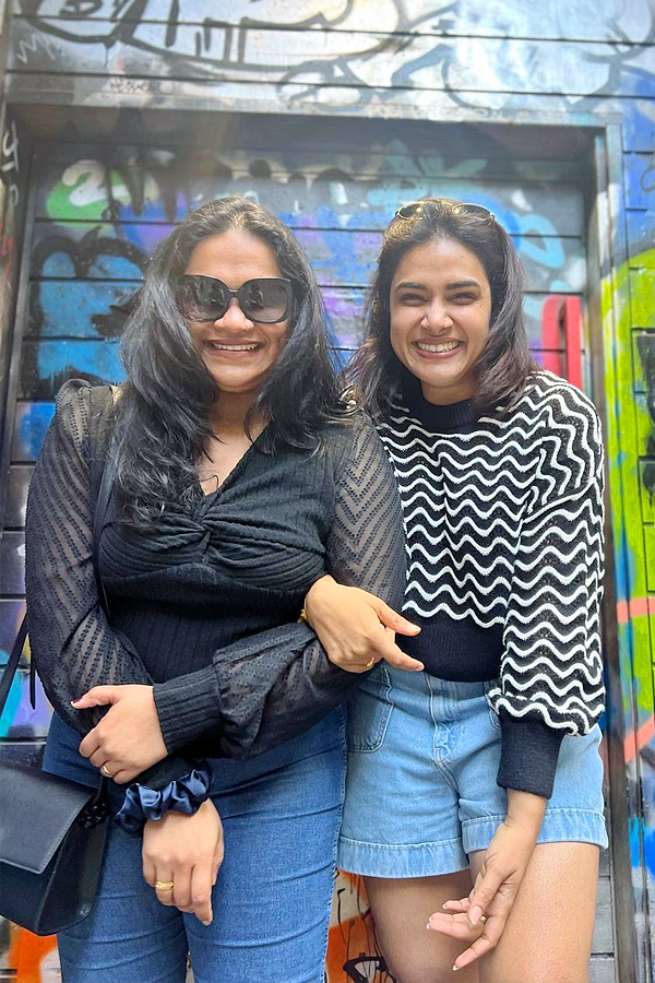 Actress_20Hariteja_20latest_20modern_20look_20photos_20_286_29.jpg 12