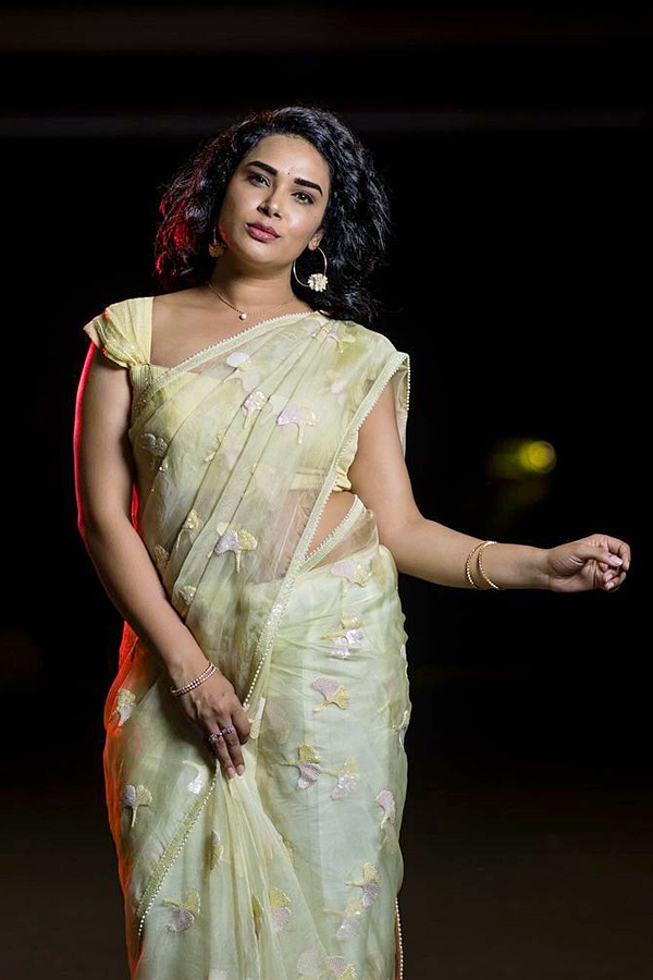 Actress_20Hariteja_20latest_20modern_20look_20photos_20_289_29.jpg 15