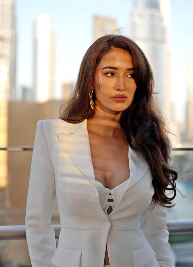 DishaPatani_10.jpg 10