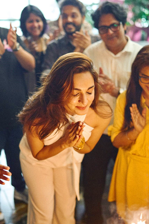 Kiara_20Advani_20Celebrates_20Her_2010_20Years_20In_20Indian_20Film_20Industry_20With_20Tiramisu_20Cake_20Photos_20_287_29.jpg 8
