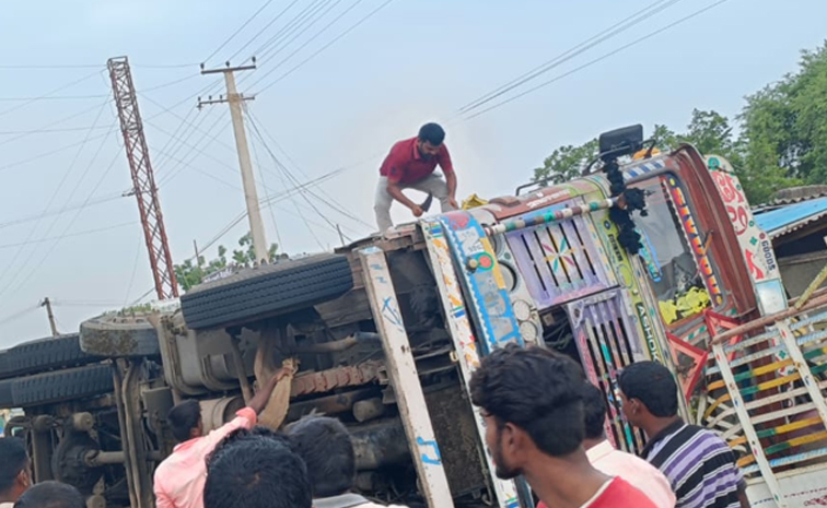 Mahabubabad_Lorry_Accident.jpg