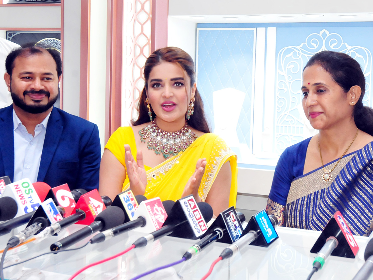 Heroin_20Nidhhi_20Agerwal_20in_20kadapa-2.jpg 2