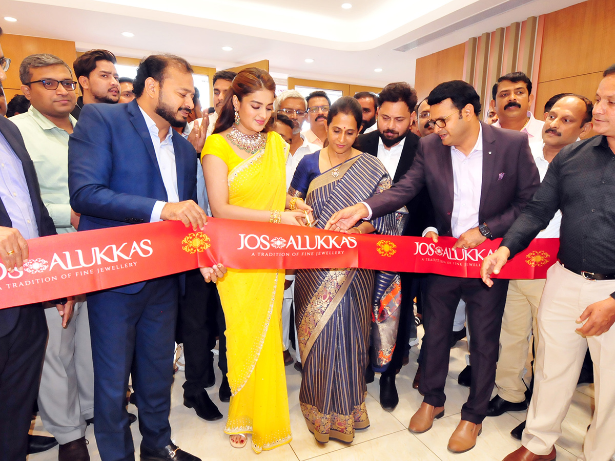 Heroin_20Nidhhi_20Agerwal_20in_20kadapa-4.jpg 4