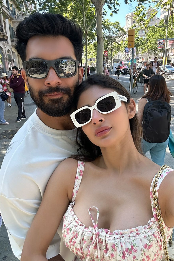 Mouni-Roy-3_0.jpg 4