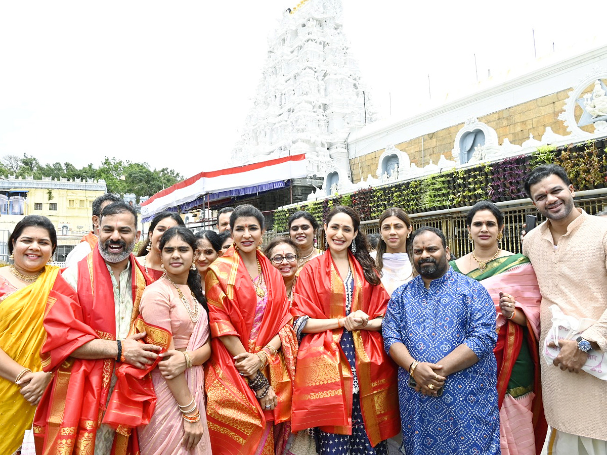 Tollwood_20celebreties_20visit_20Tirumala_20Tirupati_20Temple_20Photos_20_2823_29_0.jpg 6