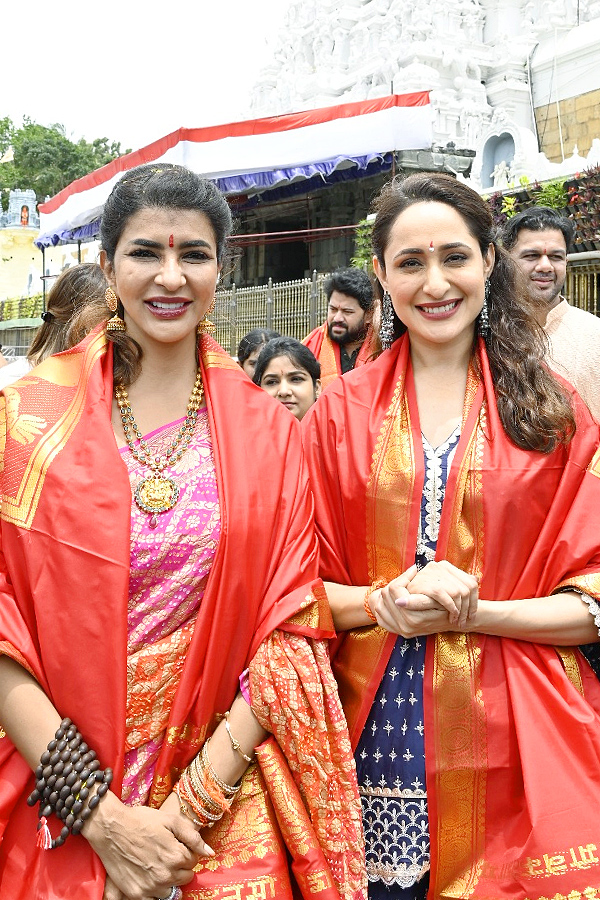 Tollwood_20celebreties_20visit_20Tirumala_20Tirupati_20Temple_20Photos_20_2826_29_0.jpg 9