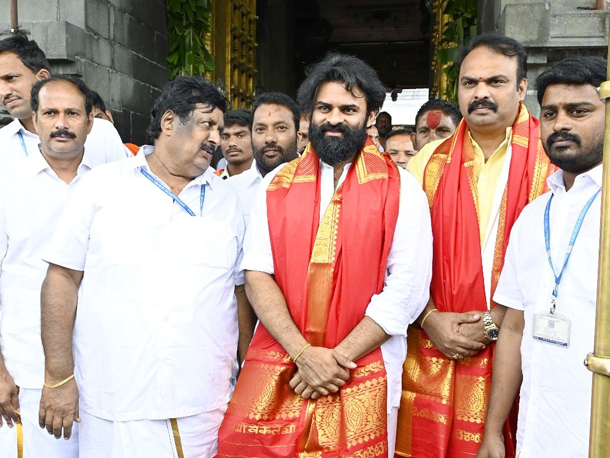 Tollwood_20celebreties_20visit_20Tirumala_20Tirupati_20Temple_20Photos_20_2831_29_0.jpg 14