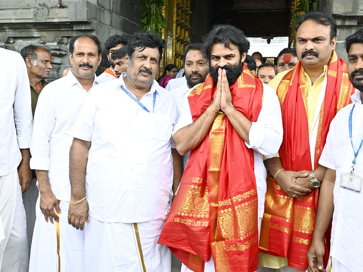 Tollwood_20celebreties_20visit_20Tirumala_20Tirupati_20Temple_20Photos_20_2832_29_0.jpg 15