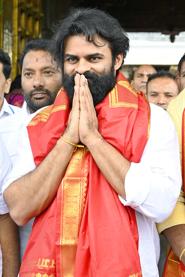 Tollwood_20celebreties_20visit_20Tirumala_20Tirupati_20Temple_20Photos_20_2833_29_0.jpg 16