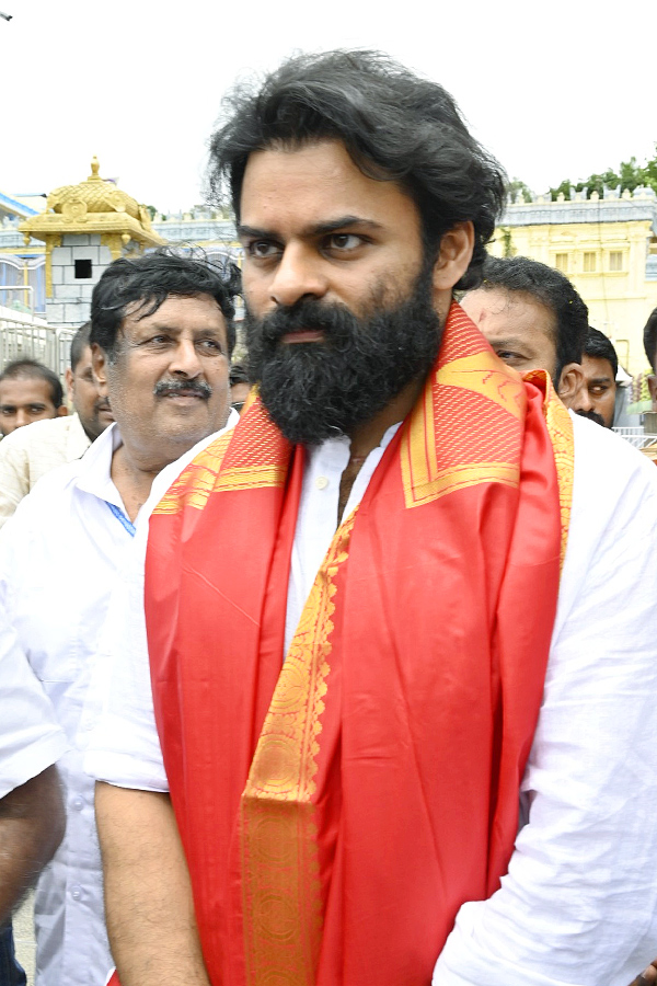 Tollwood_20celebreties_20visit_20Tirumala_20Tirupati_20Temple_20Photos_20_2834_29_0.jpg 17