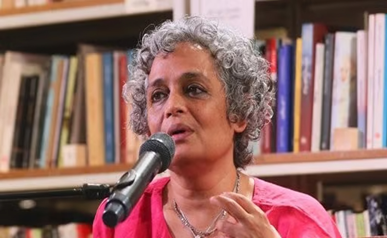 arundati-roy.jpg