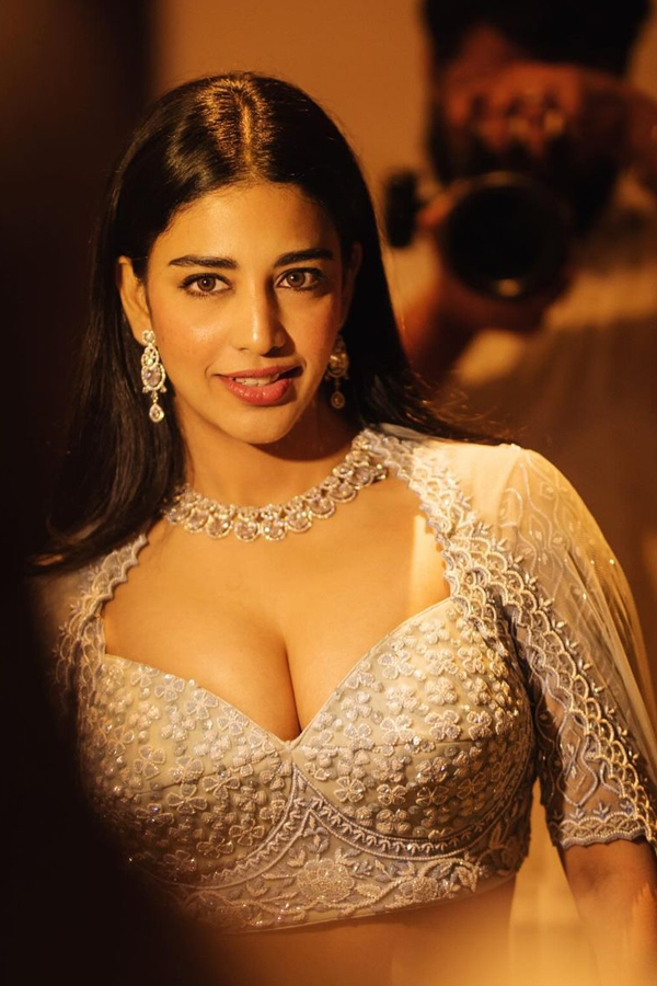 Daksha-Nagarkar-7.jpg 8