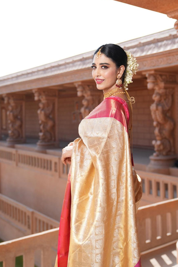 Daksha-Nagarkar-9.jpg 10