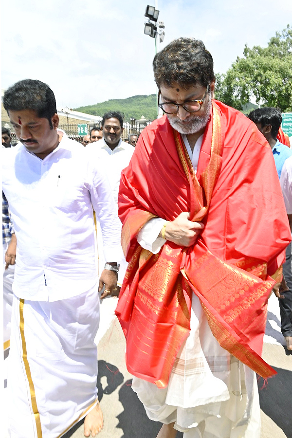 Director_20Trivikram_20Srinivas_20Visit_20Tirumala_20Photos_20_283_29.jpg 4
