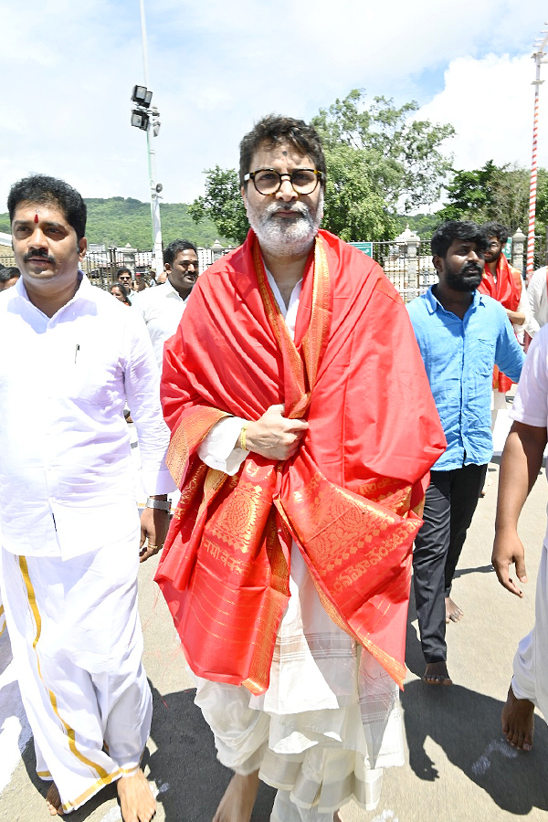 Director_20Trivikram_20Srinivas_20Visit_20Tirumala_20Photos_20_284_29.jpg 5