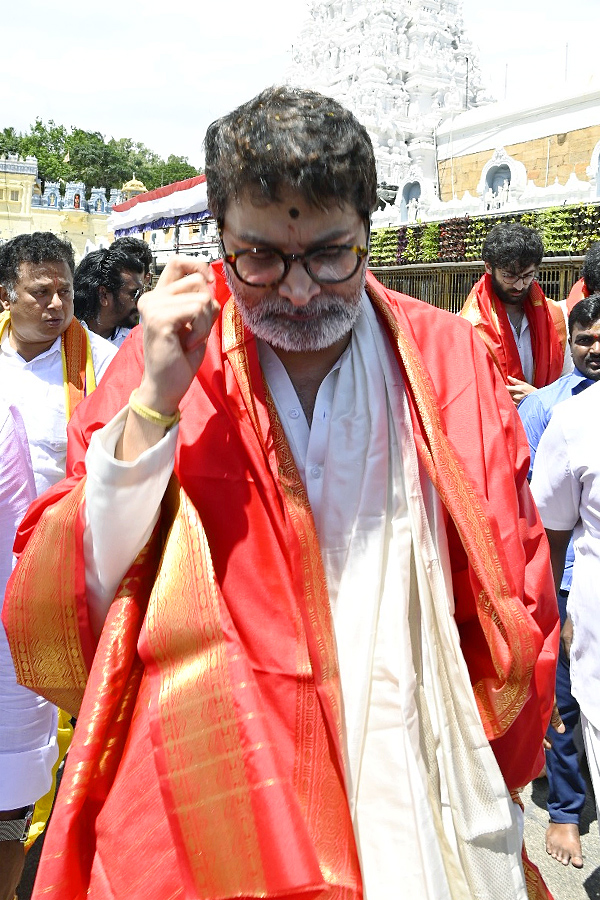 Director_20Trivikram_20Srinivas_20Visit_20Tirumala_20Photos_20_287_29.jpg 8