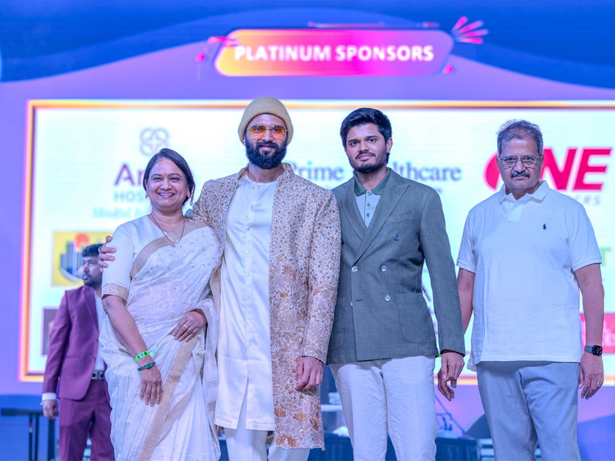 Vijay_20Deverakonda_20Family_20Tour_20Photos-_20_2811_29.jpg 11
