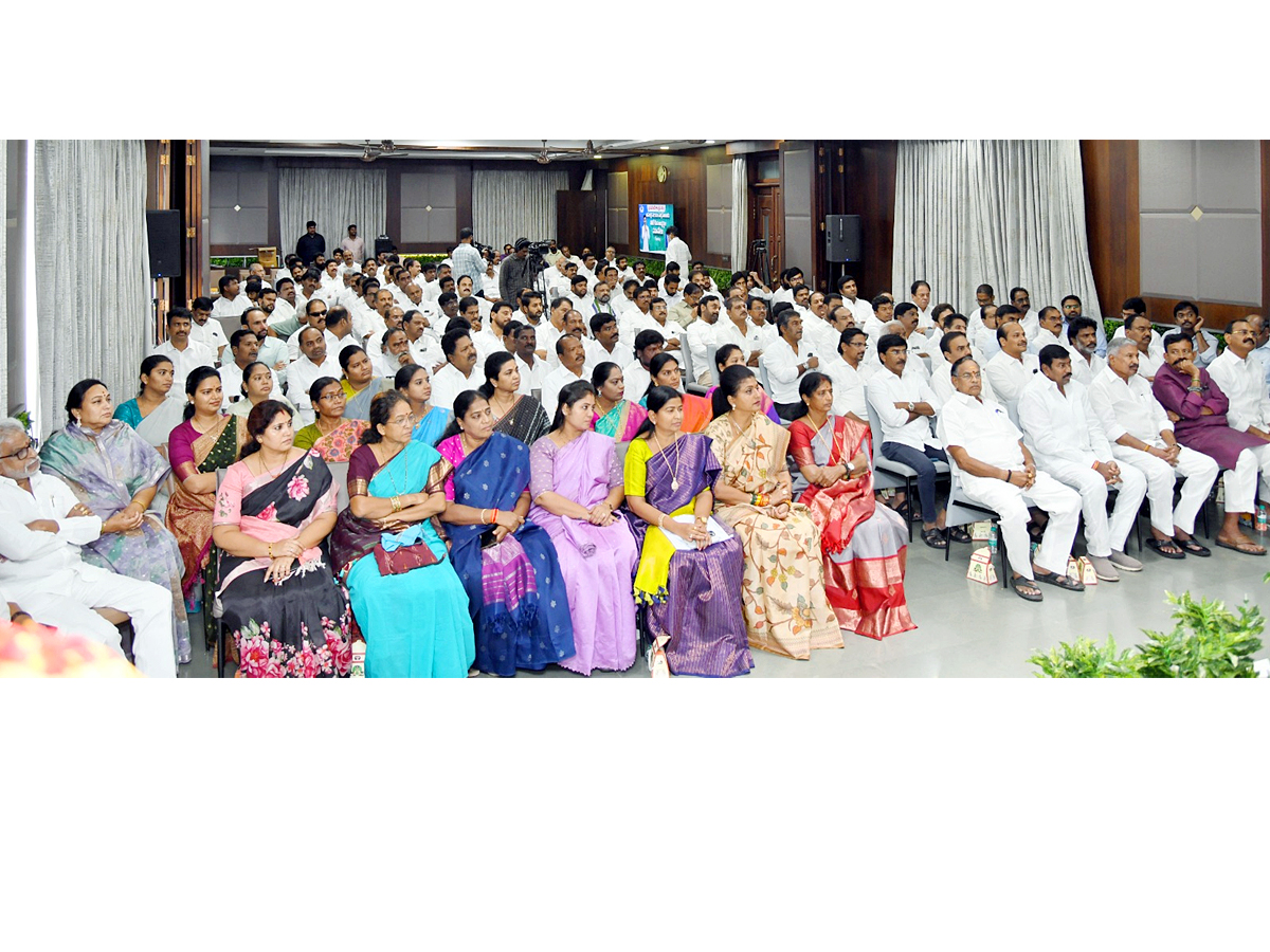 YS_20Jagan_20Key_20Meeting_20With_20YSRCP_20Leaders_20At_20Tadepalli_20Photos_20_282_29_2.jpg 2