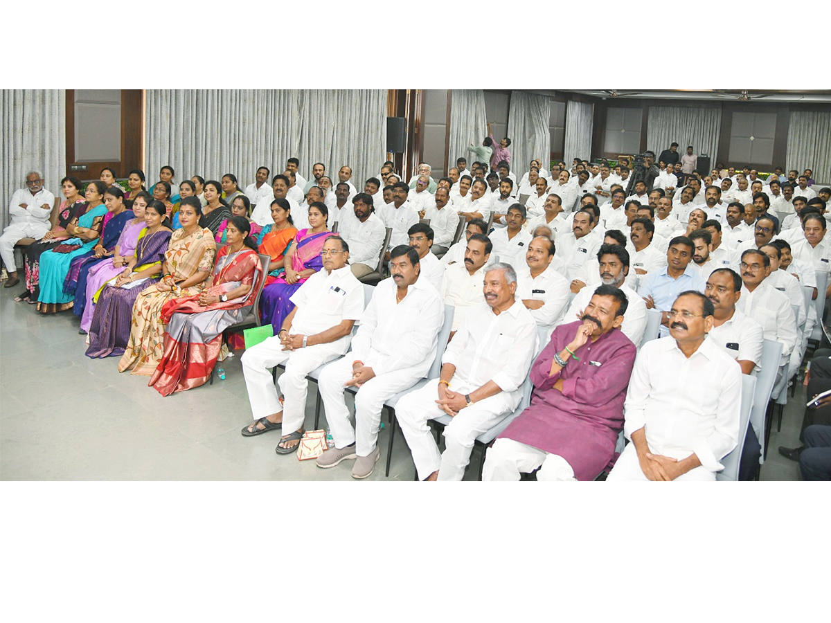 YS_20Jagan_20Key_20Meeting_20With_20YSRCP_20Leaders_20At_20Tadepalli_20Photos_20_283_29_2.jpg 3
