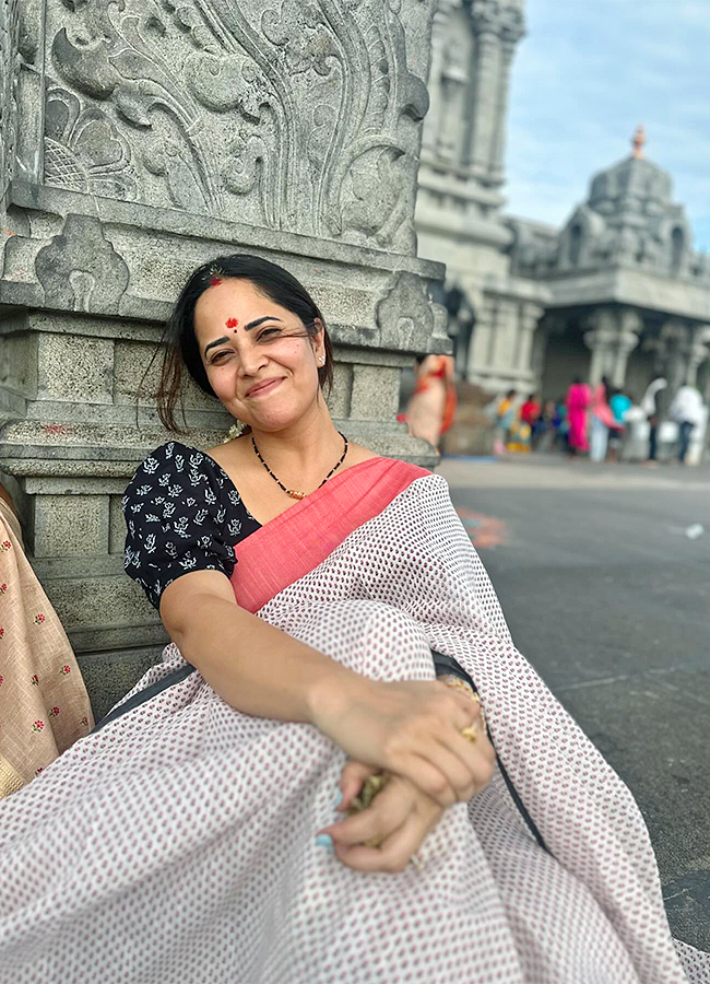 Actress_20Anusuya_20Bharadwaj_20At_20Yadagirigutta-_20_282_29.jpg 2