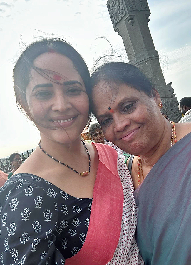 Actress_20Anusuya_20Bharadwaj_20At_20Yadagirigutta-_20_284_29.jpg 4