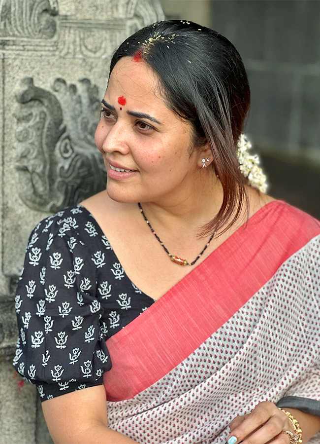 Actress_20Anusuya_20Bharadwaj_20At_20Yadagirigutta-_20_287_29.jpg 7