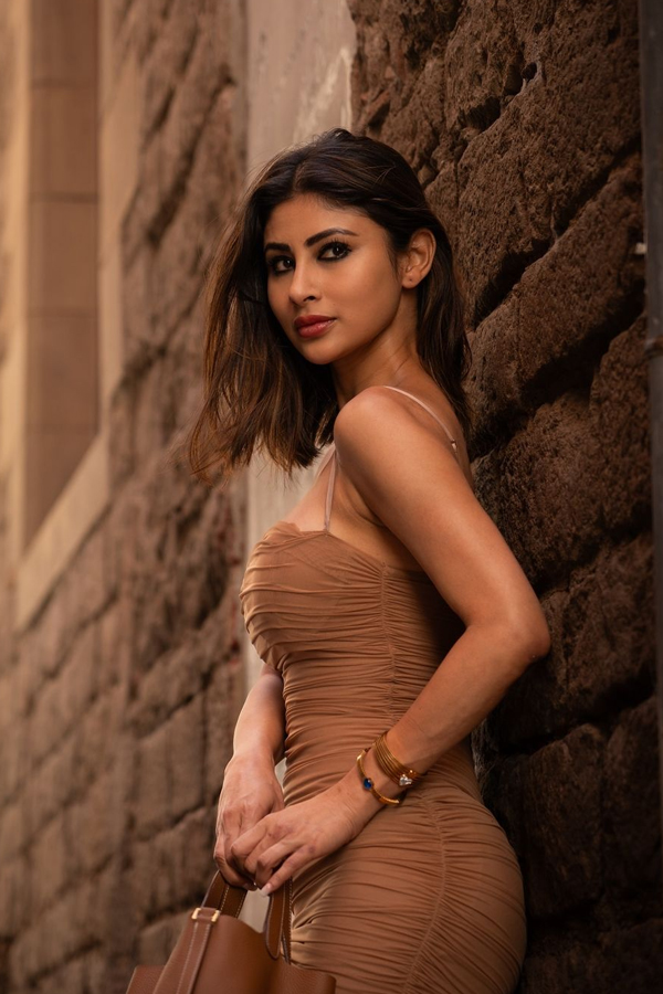 Mouni-Roy-7_0.jpg 8