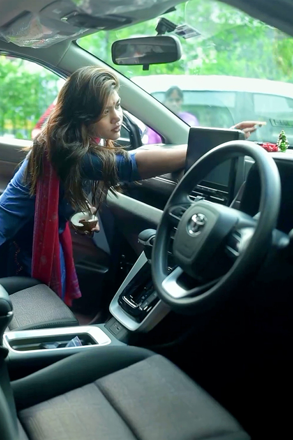 jabardasth_20Rithu_20Chowdary_20Buys_20New_20Car_20Photos_20Viral_20_289_29.jpg 10