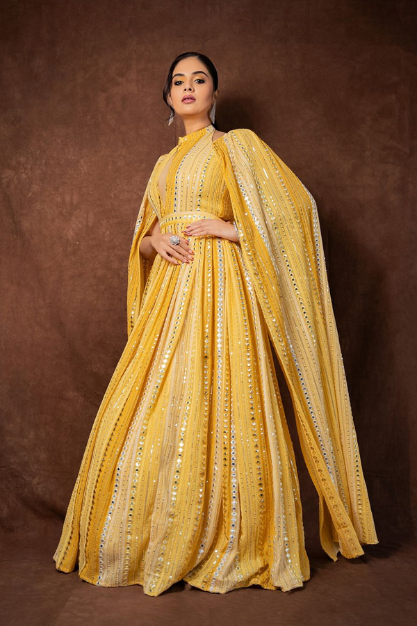 Sreemukhi-2.jpg 3