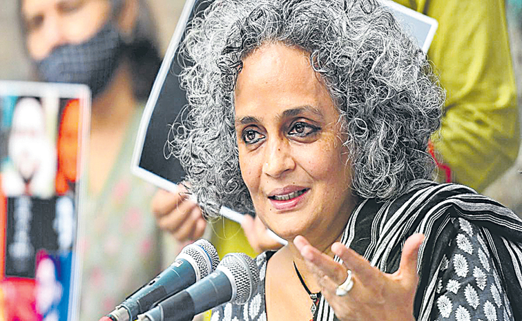 Thapar-Arundhati-Roy-1.jpg