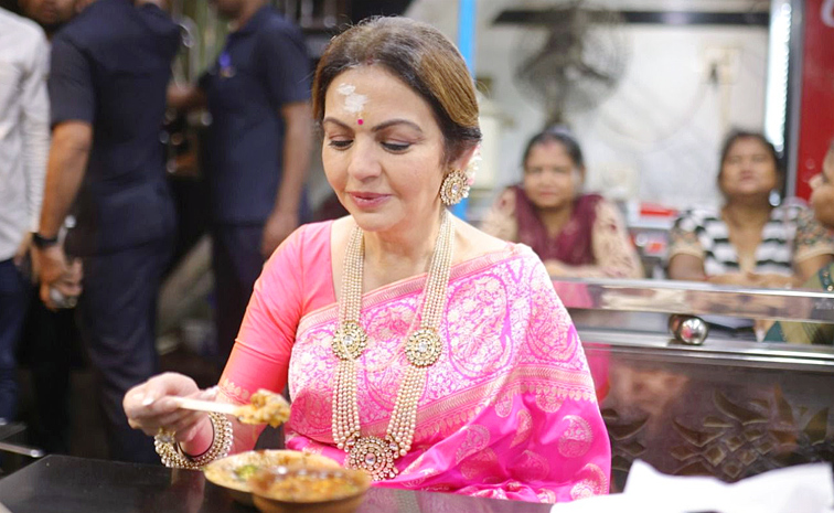 Nita_20Ambani_20Visit_20Kashi_20Vishwanath_20Temple_20Viral_20Photos_20_289_29.jpg 10
