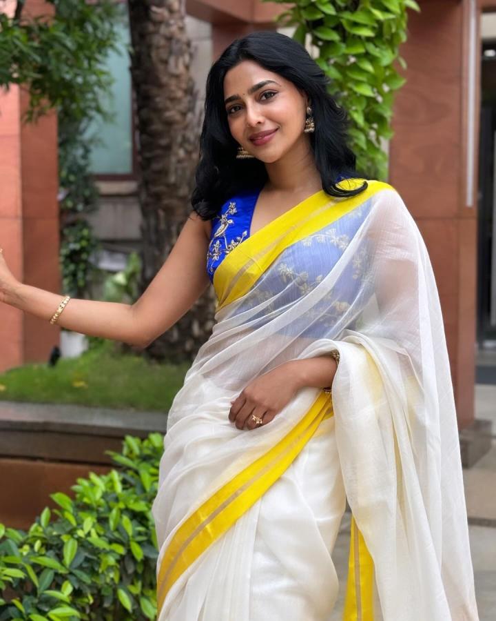 AishwaryaLekshmi-02.jpg 2