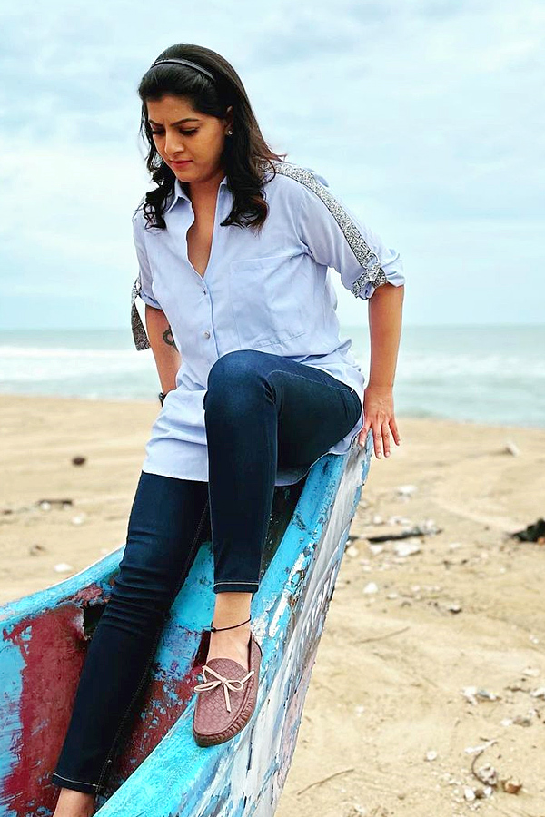 Here_20are_20Interesting_20Facts_20About_20Varalaxmi_20Sarath_20Kumar_20Fiance_20Photos_20_287_29.jpg 10