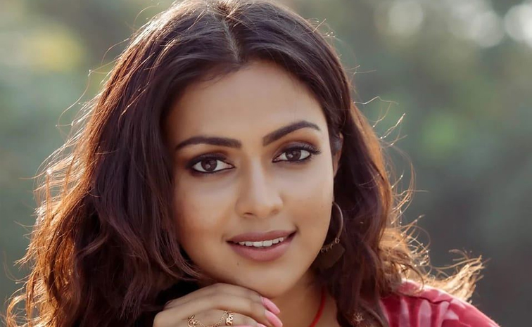 amalapaul1.jpg