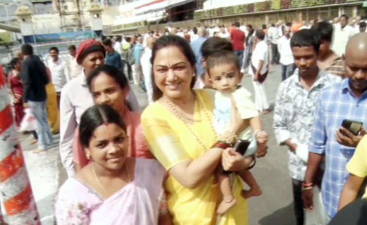 Actress_20Hema_20Visits_20Tirumala_20Temple_20After_20Bangalore_20Rave_20Party_20Case_20Photos_20_281_29.jpg 2